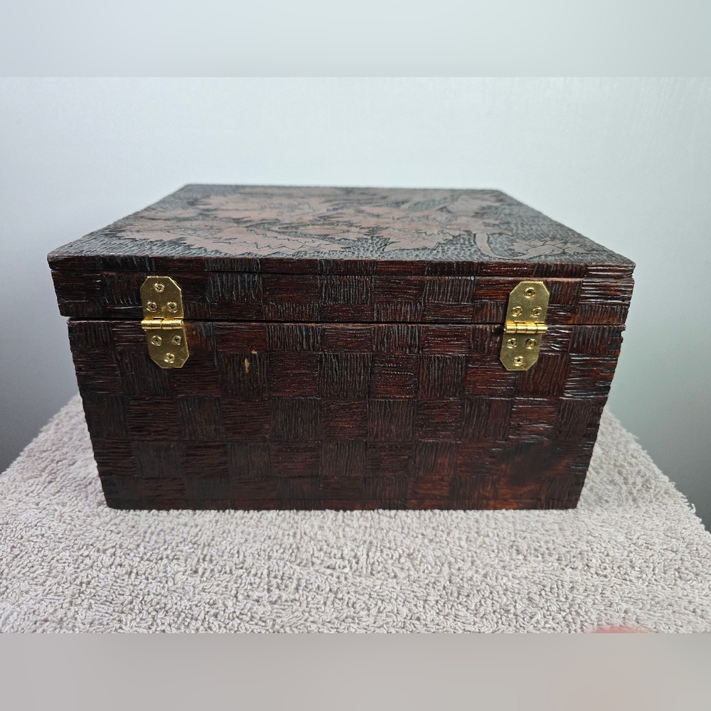 Vintage Pyrography Box - Picture 6 of 12